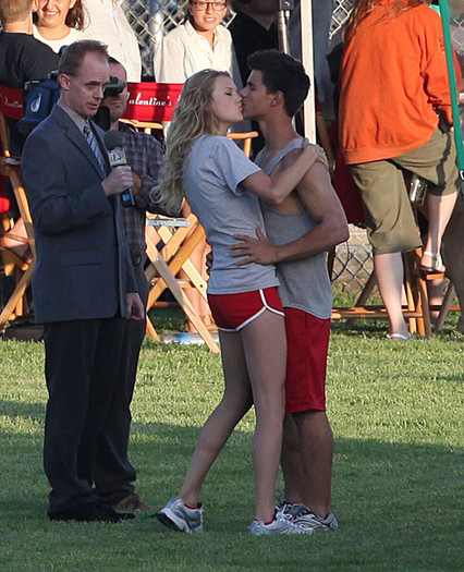 Taylor+Lautner+Flips+Taylor+Swift+NRm7Xq8F8LWl