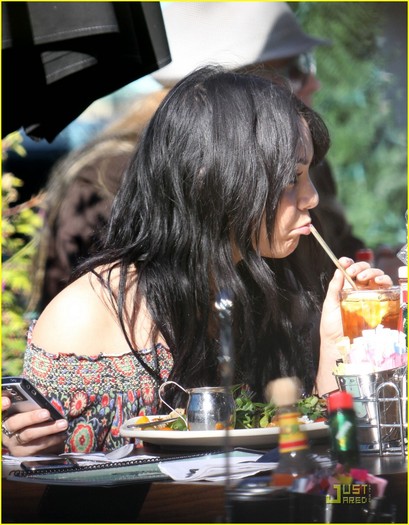 vanessa-hudgens-breakfast-beauty-07