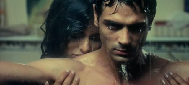 Priyanca cu Arjun Rampal in Yakeen-2005 o scena foarte sexy dupa cum se vede