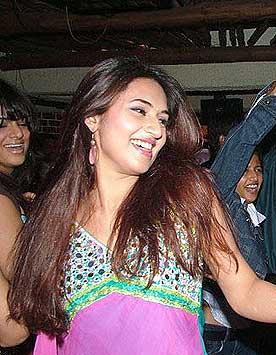 Divyanka-Tripathi-dancing-in-a-party[1]