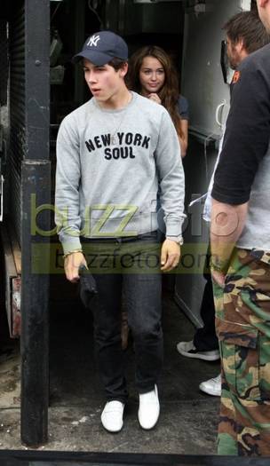 090411dpa_mileycyrus_nickjones_21 - Destiny Hope Cyrus