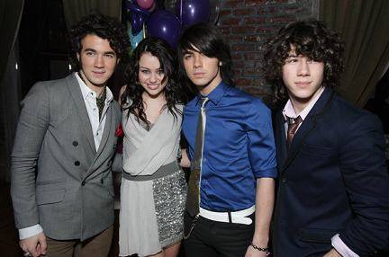 The_Jonas_Brothers_and_Hannah_montana.0.0.0x0.432x288[1] - hannah si jonas brothers