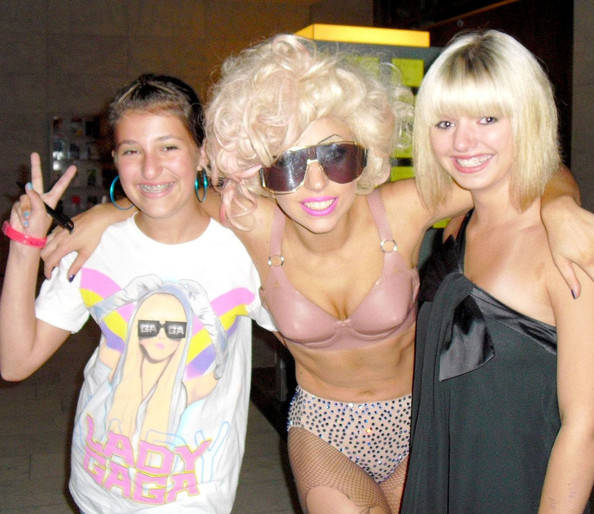 Drunk+Lady+Gaga+Posing+Pictures+Fans+M2y2uBJV59Ul - lady GaGa si fanii