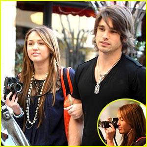 miley-cyrus-justin-gaston-shutterbugs[1] - miley and justin