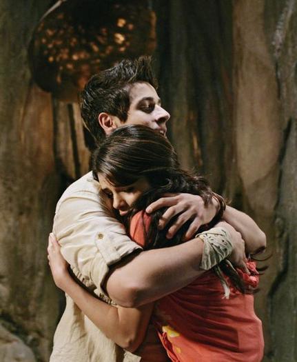 hug[1] - Wizards Of Waverly Place The Movie