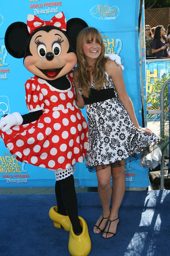 24834_Emily-Osment-hm04