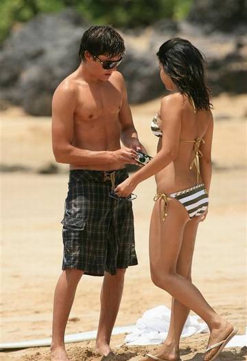 vanessahudgensonthebeachinhawaii_12.0.0.0x0.527x768[1] - vanessa and zac