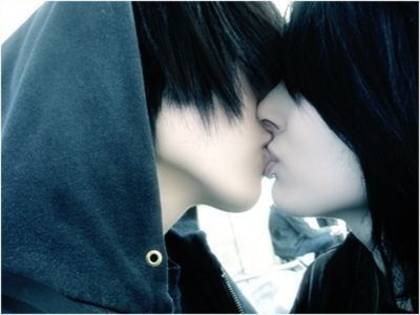 Emo Kiss (1)