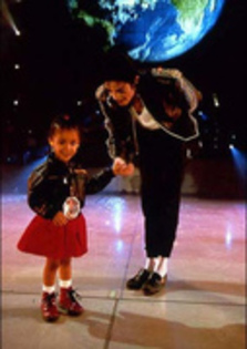 IUEWRLXKSXKVYDGAGRY - Michael Jackson sh copiii