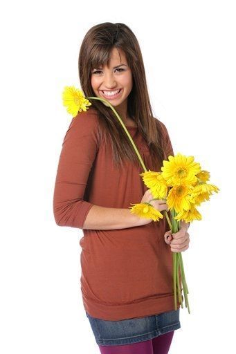 1 - Demi Lovato - Cu flori in mana