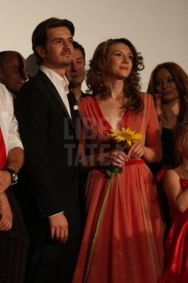 33e1qfk - Laura Cosoi