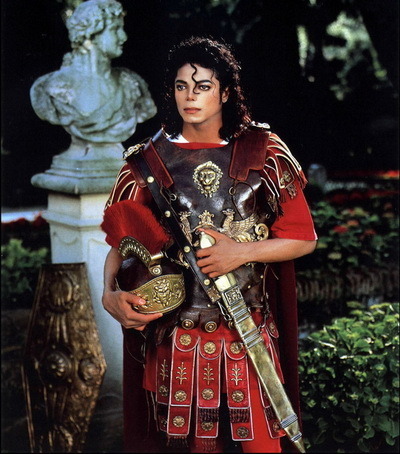 SEPMUOYMUCMEAKVQQMH - Poze Michael Jackson imbracat in uniforme