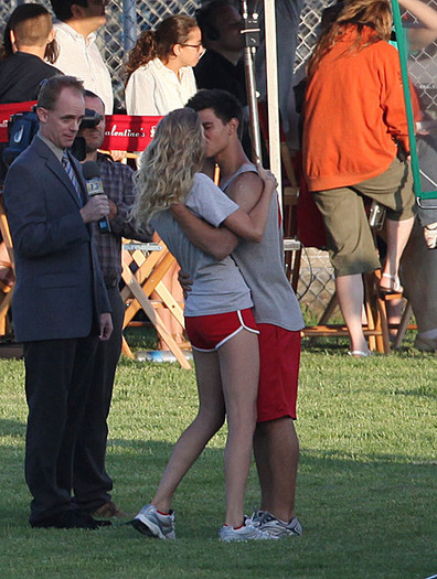 Taylor+Lautner+Flips+Taylor+Swift+JWlIKRw-e1Ql