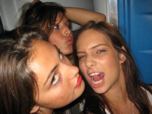 Phoebe-Tonkin-cariba-heine-and-phoebe-tonkin-7661782-500-375