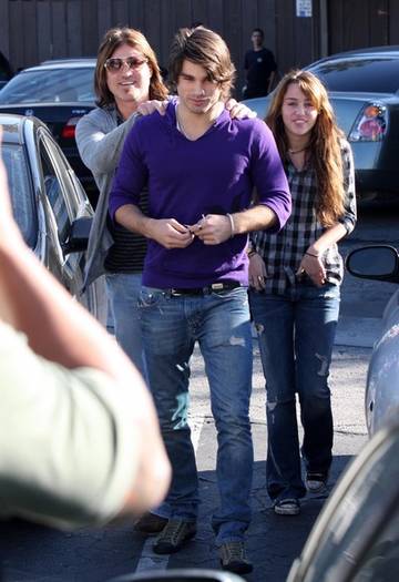 Miley+Cyrus+Family+Leaving+Mo+Restaurant+eODugyg0_jJl - miley cyrus