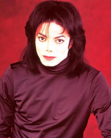 XZMAEAJRODAMKJGROCF - Poze Michael Jackson imbracat altfel decat in uniforme