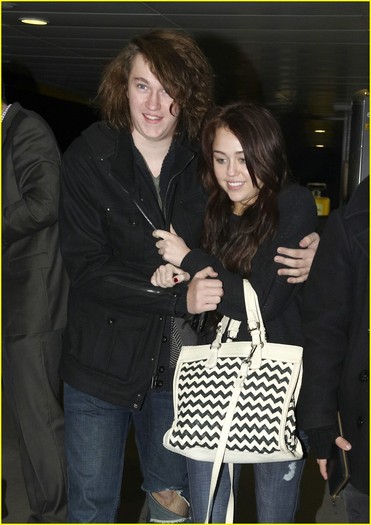 miley-cyrus-braison-bundle-up-01