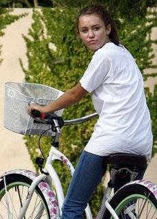 miley_bicicleta1[1] - miley pe bicicleta