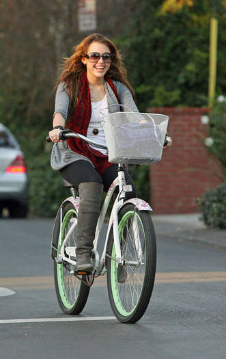 miley-cyrus-bike-1 - Album pentru NaomiyMuzik