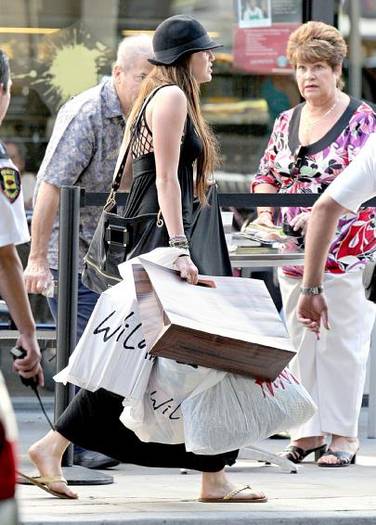 miley_cyrus_loves_h_m[1] - miley la shopping