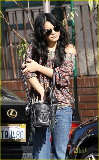 vanessa-hudgens-breakfast-beauty-11