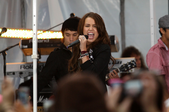 Miley+Cyrus+Performs+NBC+Today+PRmJGck2G3El[1]