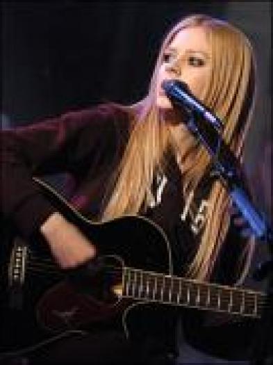 DKFUIZSHDDWIMWHWNBQ[1] - Avril Lavigne