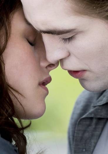 newmoonkissedwardbella[1]