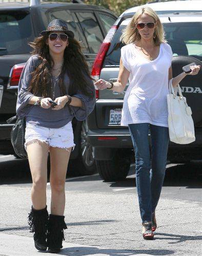 normal_04097_Miley_Cyrus_out_for_lunch_at_Mo20s_Restaurant_in_Toluca_Lake_-_August_80_2009_008_122_2 - Miley CYrus and Tish at restaurant