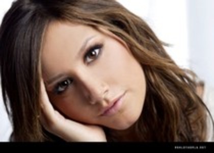 NKFQEQJQIXZMKNHEBTZ - ASHLEY TISDALE SEDINTA FOTO 7