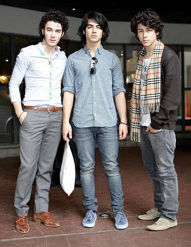 OWFGARSKTTBROHLAJZX - Jonas Brothers