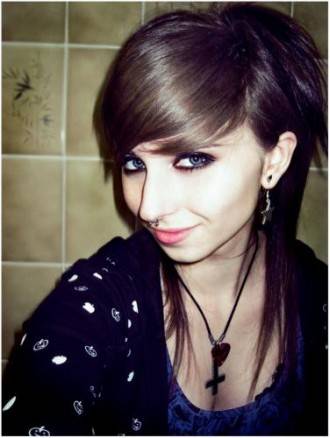 emo-hairstyle-7-330x438 - emo girl