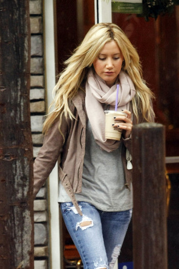 Ashley+Tisdale+bundles+up+after+grabbing+iced+JOyeCLZIFR_l