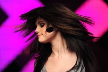 LYUWPRZVZYFKVBYKUDO - Selena Gomez