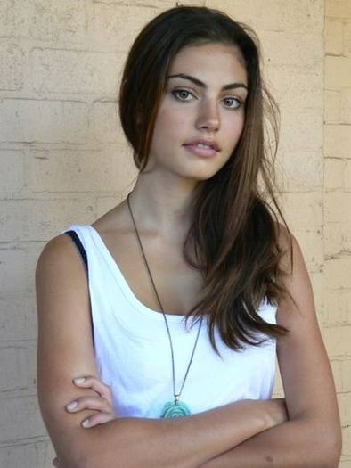 cariba-heine-and-phoebe-tonkin_5607_1[1] - Phoebe Tonkin