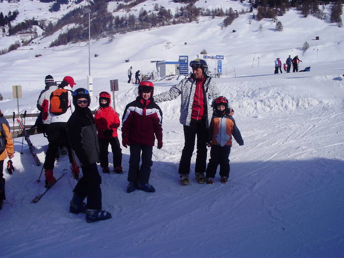 ski austria 2009 044; Sosire la baza pirtiei,pauza de rigoare cu bulgareala.
