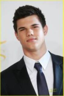  - Taylor Lautner la CFDA Awards