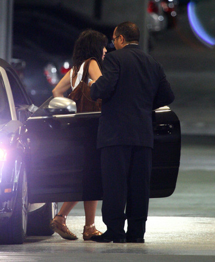 Texting At The Valet (10) - Vanessa Hudgens Texting At The Valet