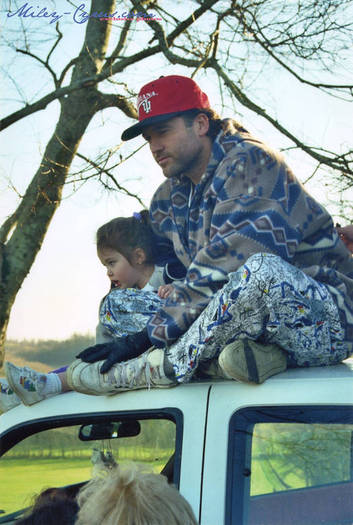 miley-cyrus_dot_com-babyandyounger-exclusivepics-012