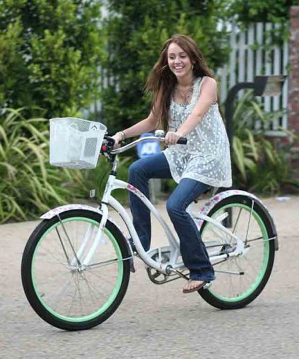 miley cyrus cu bicicleta