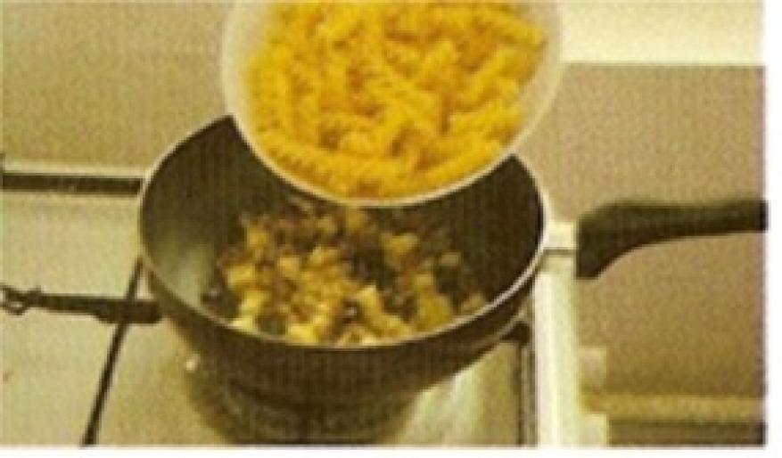 fusilli con scarmorza e noci1