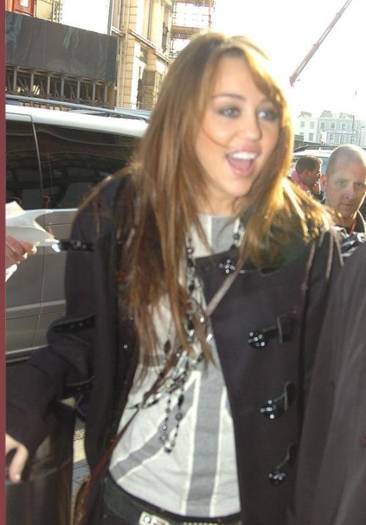 OMCUCKSNCHDAQVNJCGF - Miley In London