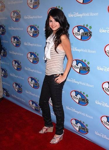 WCNJVQDSHFFQQEWCRWV - Club Selena Gomez