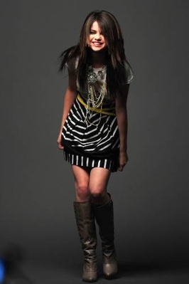 normal_0143 - selena gomez Falling Down