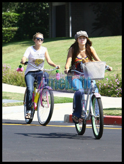 Emily-emily-osment-2161191-440-579 - emily and miley bike