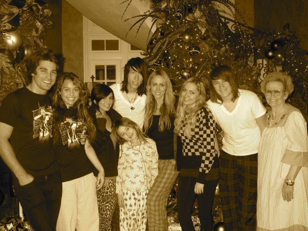 miley-cyrus-holiday-pictures-1[1] - Miley Cyrus family