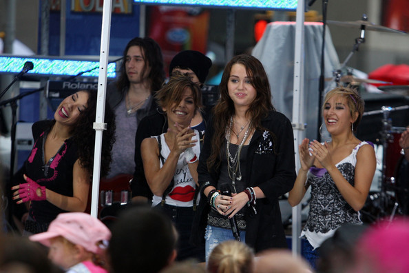 Miley+Cyrus+Performs+NBC+Today+fLu2DVuslEtl[1] - Miley Cyrus