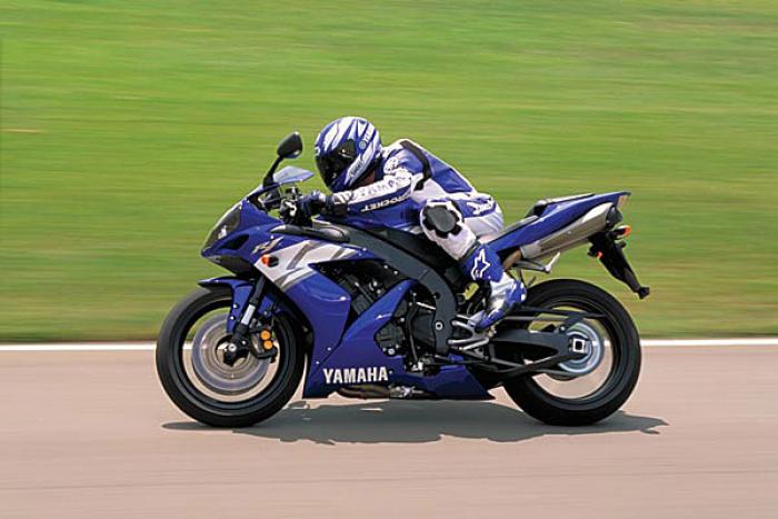 yamaha-r1-04-bikepics-070345 - suzuki