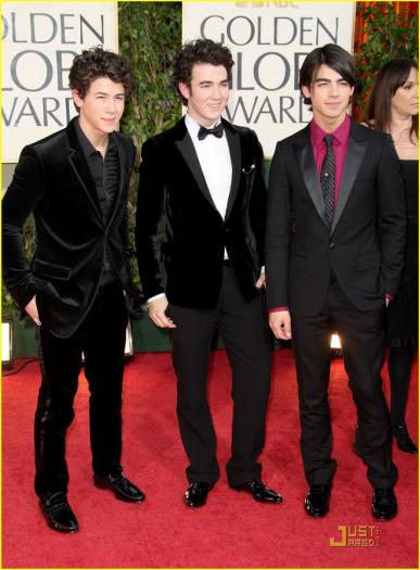 1 - THE JONAS BROTHERS AT THE GOLDEN AWARDS