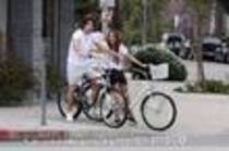 miley_cyrus_5256078 - miley cyrus pe bicicleta